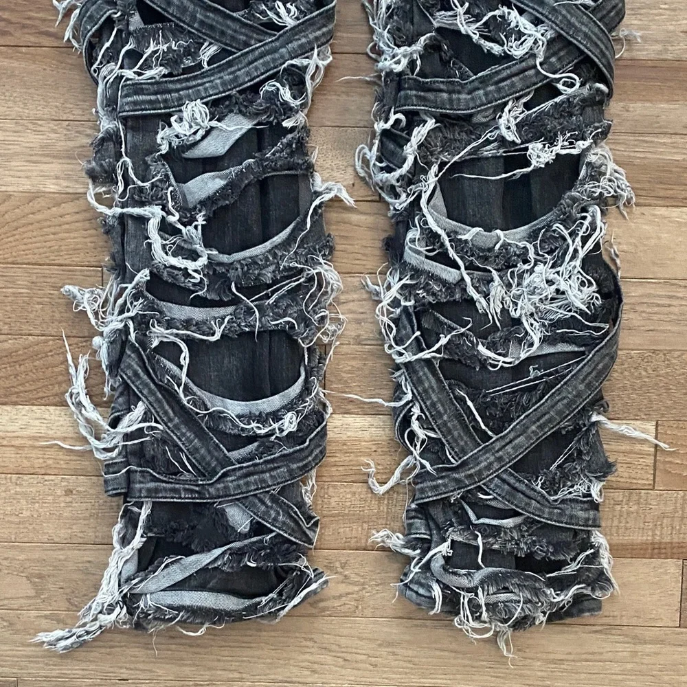 AKIRA SUPER DISTRESSED RELAXED FIT JEANS - Picture 8 of 12